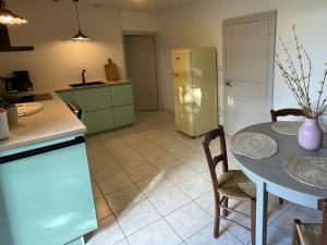 Kuchnia lub aneks kuchenny w obiekcie Holidayhome for 6 persons at Ferme la Geneste
