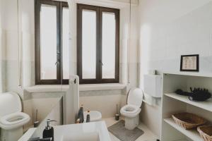 Koupelna v ubytování [Duomo - City Center] Appartamento elegante con suite