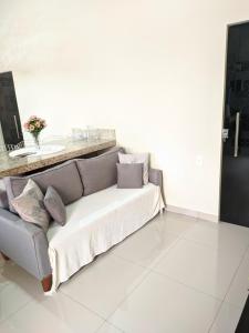 a couch with pillows on it in a room at apartamento 2 da Cintia in Lençóis