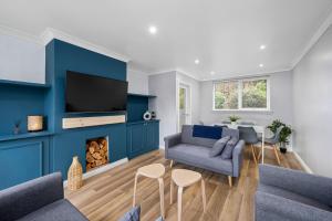 una sala de estar con una pared azul en The School House en Broughty Ferry