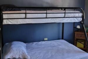 a bedroom with two bunk beds and a blue wall at Casa de Campo Villa Carolina en Zambrano in Zambrano
