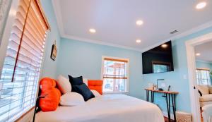 A bed or beds in a room at The Beachy Bungalow w/King Bed, near Dtwn & Beach