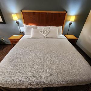 Postel nebo postele na pokoji v ubytování Days Inn by Wyndham Ritzville
