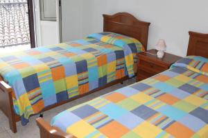 dos camas sentadas una al lado de la otra en un dormitorio en Casa Vacanze “Dream House” en Scano Montiferro