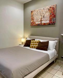 een bed in een slaapkamer met een schilderij aan de muur bij Morris Bed & Breakfast in Bari