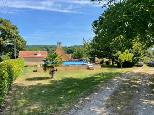 een huis met een zwembad in een tuin bij Holidayhome for 6 persons at Ferme la Geneste in Coux-et-Bigaroque