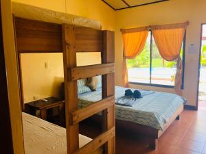 Letto o letti in una camera di Hotel Cocodrilo Sierpe