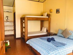 Letto o letti in una camera di Hotel Cocodrilo Sierpe