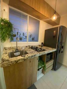 Cycling House في بويرتو فايارتا: مطبخ مع مغسلة وثلاجة