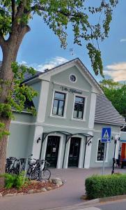 un edificio con bicicletas estacionadas frente a él en Villa Küstenwind, en Butjadingen