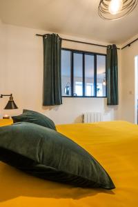 Posteľ alebo postele v izbe v ubytovaní Escapade en Bord de mer avec Sauna et Spa Privés