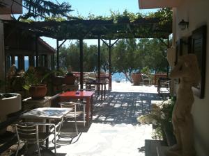 Bazén v ubytování Alexander Beach Hotel nebo v jeho okolí
