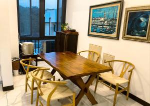 comedor con mesa de madera y sillas en 慢時光中興時尚青公寓, en Nantou City