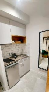 Кухня или мини-кухня в Amimaya Apartments
