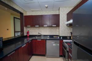 Kuchyň nebo kuchyňský kout v ubytování Great 1BR Apartment in Sport City