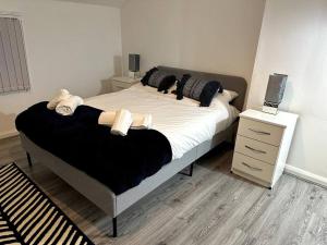 En eller flere senge i et værelse på Stratford Stay - sleeps up to 9 near City Centre with parking