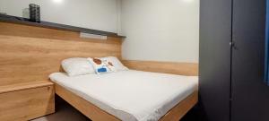 1 dormitorio pequeño con 1 cama pequeña en SAK Mobile Home Pirovac, en Pirovac