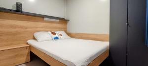 Postel nebo postele na pokoji v ubytování SAK Mobile Home Pirovac