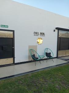 dwa krzesła siedzące na zewnątrz budynku w obiekcie DEL SOL APART TERMAL I w mieście Termas de Río Hondo