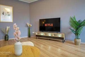 a living room with a tv and a table at Business-Apartment in Amberg