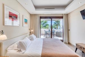 A bed or beds in a room at Hanami Bahia de la Plata Penthouse BDLP10A2A Még 37 kép