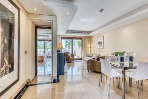 A seating area at Hanami Bahia de la Plata Penthouse BDLP10A2A