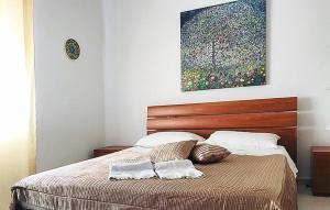 a bedroom with a bed with a painting on the wall at Casa 138 G in Pizzo