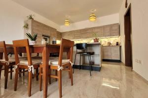 a kitchen and dining room with a table and chairs at Luxury en-suite Double. Beach-house with Sea Views in Mellieħa