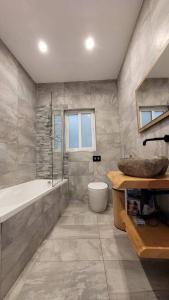 Kúpeľňa v ubytovaní Luxury en-suite Double. Beach-house with Sea Views + 37 fotografií