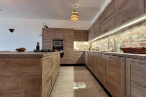 Η κουζίνα ή μικρή κουζίνα στο Luxury en-suite Double. Beach-house with Sea Views