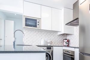 VIRGINIA Levante beach apartments的厨房或小厨房