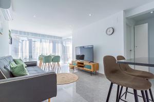 VIRGINIA Levante beach apartments的电视和/或娱乐中心