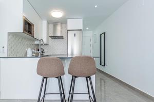 VIRGINIA Levante beach apartments的厨房或小厨房
