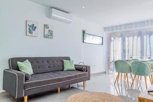 VIRGINIA Levante beach apartments的休息区