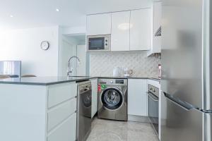 VIRGINIA Levante beach apartments的厨房或小厨房