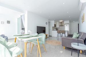 VIRGINIA Levante beach apartments的厨房或小厨房