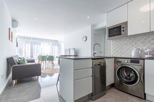 VIRGINIA Levante beach apartments的厨房或小厨房