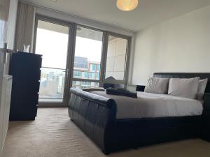 1 dormitorio con cama grande y ventana grande en Spacious Flat in Manor House, London en Londres