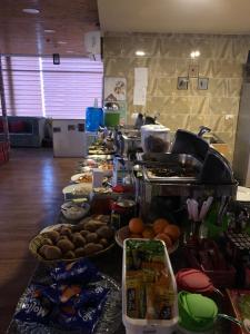 una línea de buffet con muchos tipos diferentes de comida en Petra Dorms Hostel en Wadi Musa