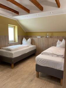 a bedroom with two beds and a window at Hotel Select Suites & Aparts in Mönchengladbach