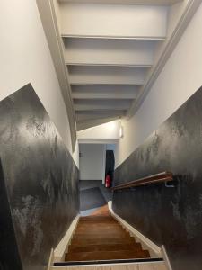 een lange hal met een zwarte muur en een trap bij Hotel Select Suites & Aparts in Mönchengladbach