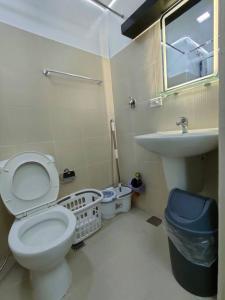 ein Bad mit einem WC und einem Waschbecken in der Unterkunft Affordable Condo Unit in a Prime and Five-Star Location in Manila
