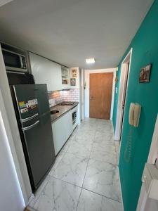 Il comprend une cuisine avec un réfrigérateur vert et du carrelage. dans l'établissement Apartment in Downtown Buenos Aires, à Buenos Aires