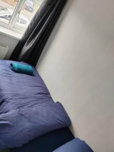 Кровать или кровати в номере Cosy Brighouse 3 bed house-Great for contractors