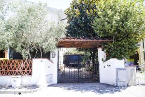 einen Eingang zu einem Haus mit einem Tor und Bäumen in der Unterkunft Enzo’s House in Lucca