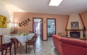 een woonkamer met een tafel en een bank bij Cozy Home In Librizzi With Kitchen in Librizzi
