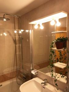 ペニスコラにあるSea Home Peñiscolaのバスルーム(シャワー、シンク、バスタブ付)