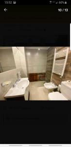 La salle de bains est pourvue d'un lavabo et de toilettes. dans l'établissement Natureza, à Pinamar