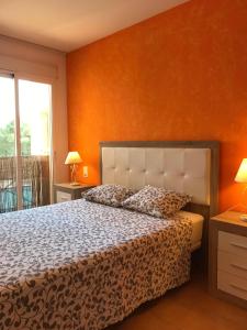 1 dormitorio con 1 cama grande y paredes de color naranja en Sea Home Peñiscola, en Peñíscola