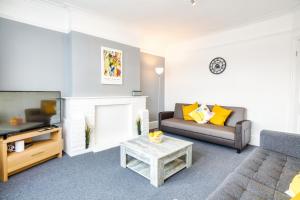a living room with a couch and a fireplace at Amazing 2 bed London apartment in London